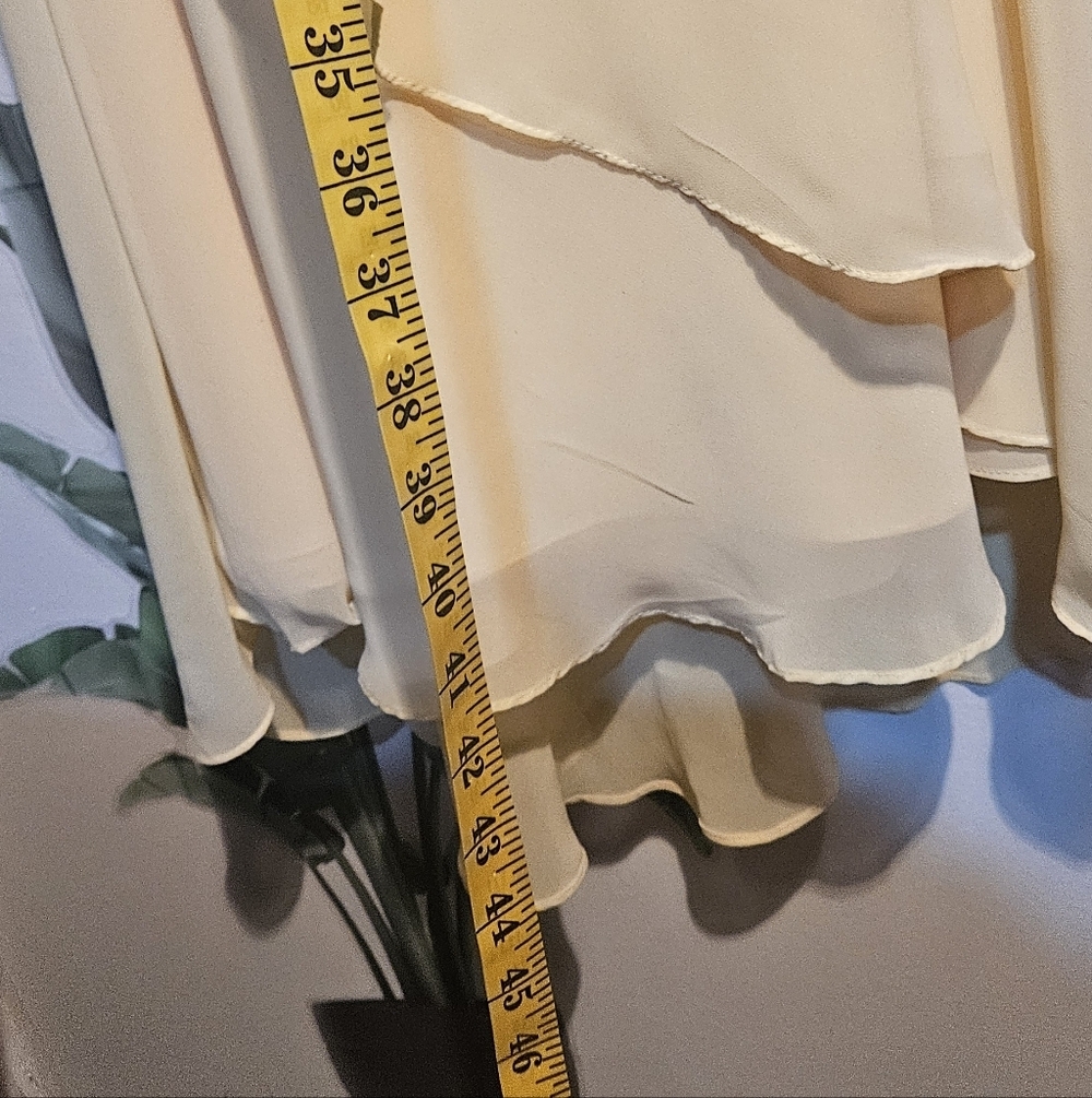 Strapless Yellow evening gown. Flower Detail. Size 6 - Picture 12 of 15